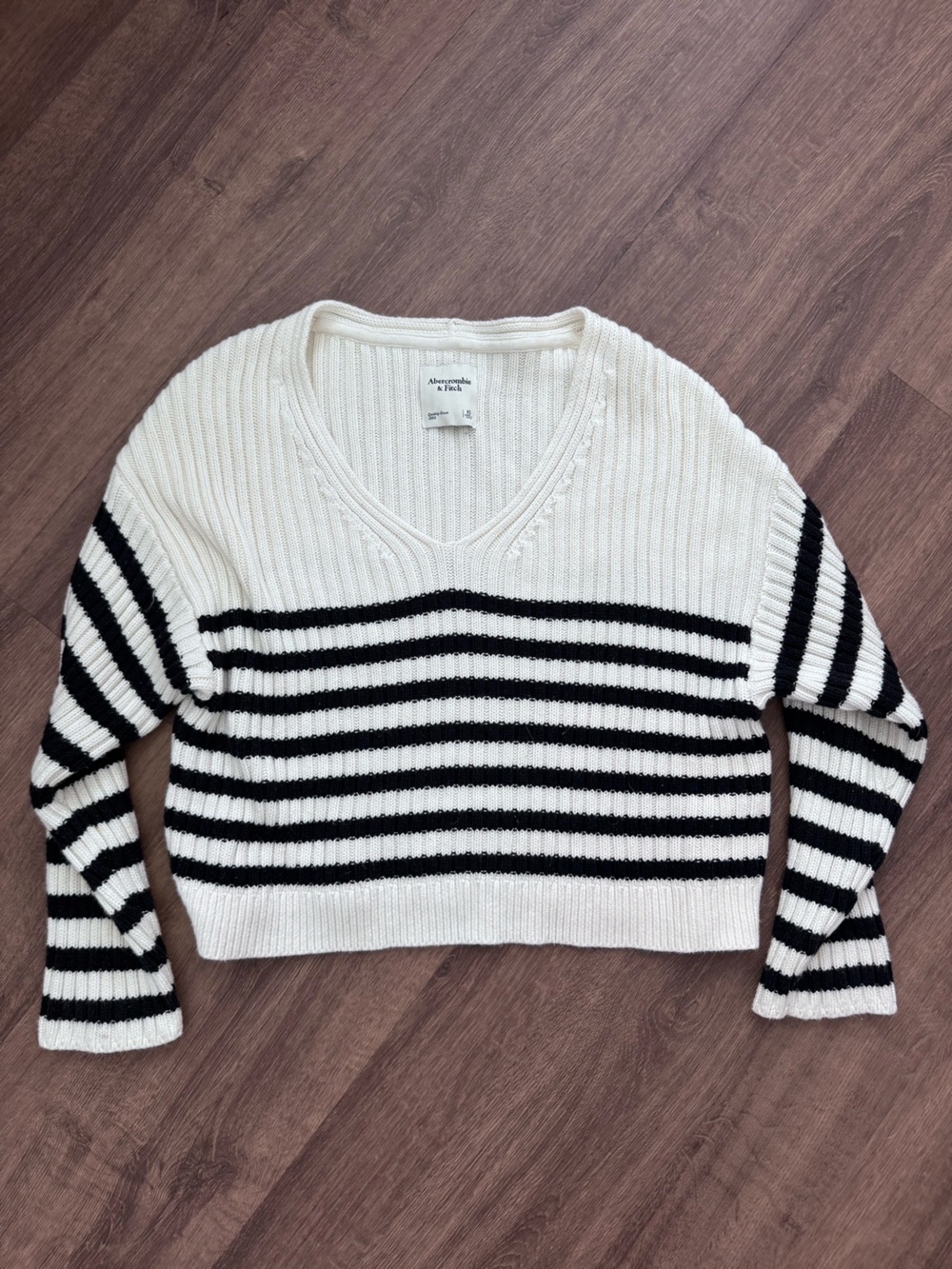 Abercrombie & Fitch Women's White and Navy Striped V-Neck Sweater